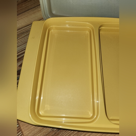 Vintage Tupperware Harvest Gold container - Picture 2 of 5